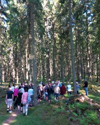 &Ouml;rjan Hill och publik i skogen. Foto: &Aring;se Eliason Bjurstr&ouml;m.