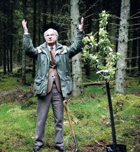 Kung Carl XVI Gustaf planterar &auml;ppeltr&auml;d vid &Ouml;rlid.