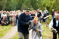 L&auml;nsman (Jan Fransson) griper Kersti (Marie Artur&eacute;n).