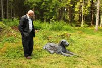 Konstn&auml;ren Lennart Sundqvist vid sin hundskulptur p&aring; &Ouml;rlid 2011.