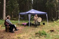 Ber&auml;ttarfestivalen 2024. J&auml;garm&auml;nniskan/tr&auml;len/trollet (Sabina Henriksson) sjunger en dikt av Karl Nilsson, om det gamla folket i skogarna. Foto Johnny Brokvist.