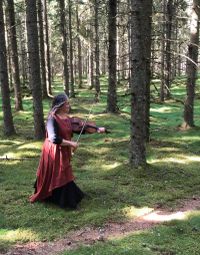 Ber&auml;ttarfestivalen 2024. Sabina spelar N&auml;ckens polska. Foto Johnny Brokvist.