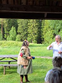 J&auml;garm&auml;nniskan, trollet (Sabina Henriksson) avbryter ber&auml;ttaren (&Ouml;rjan Hill). Foto Annika Reinholdsson